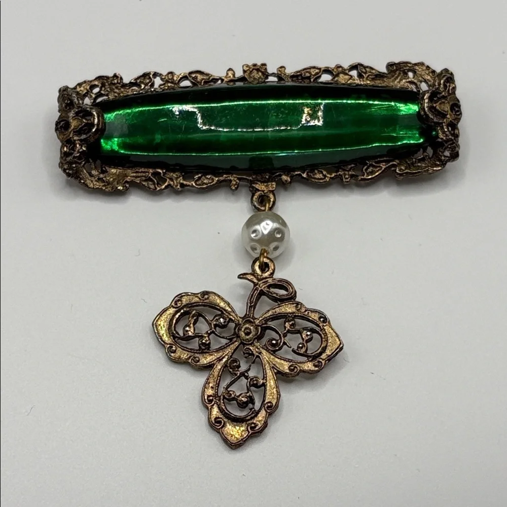 VNTG Elegant Green and Gold Brooch with Pearl Accent